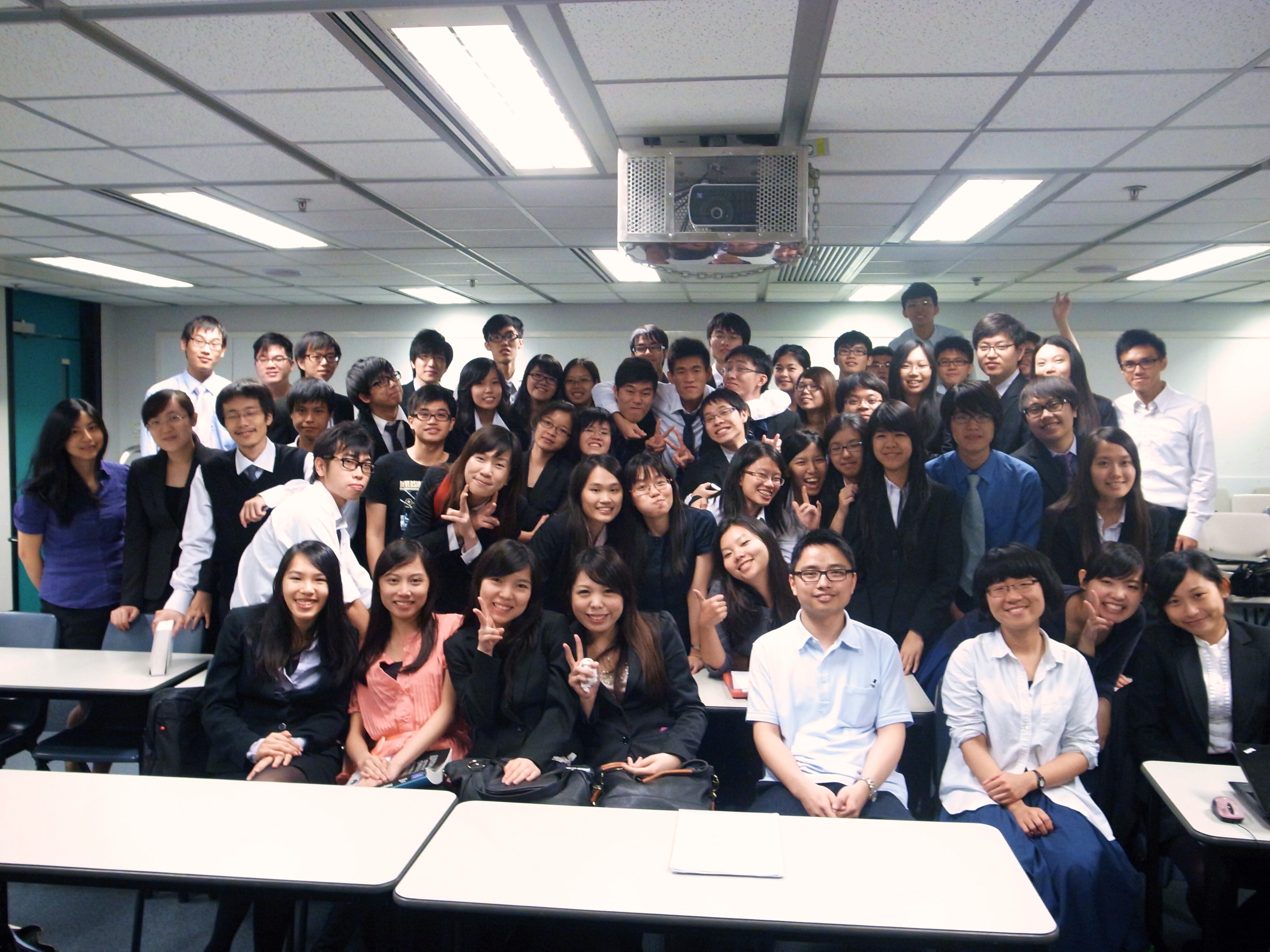 Dr. Louis Lam (first row in front, second right) and his class of Year 3 chemical engineering undergraduate students in 2012 at HKUST when he was Visiting Assistant Professor.