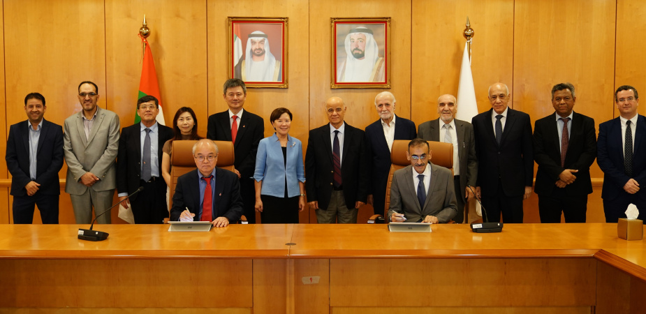 A group photo of the HKUST delegates with the senior management of the University of Sharjah, after the two parties sign partnership agreement.