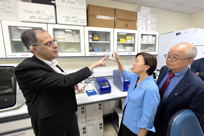 Prof. Rifat Hamoudi (left) from the University of Sharjah introduces his latest research outcomes to Prof. Nancy Ip (middle) and Prof. Wang Yang at the Molecular Genetics Lab.