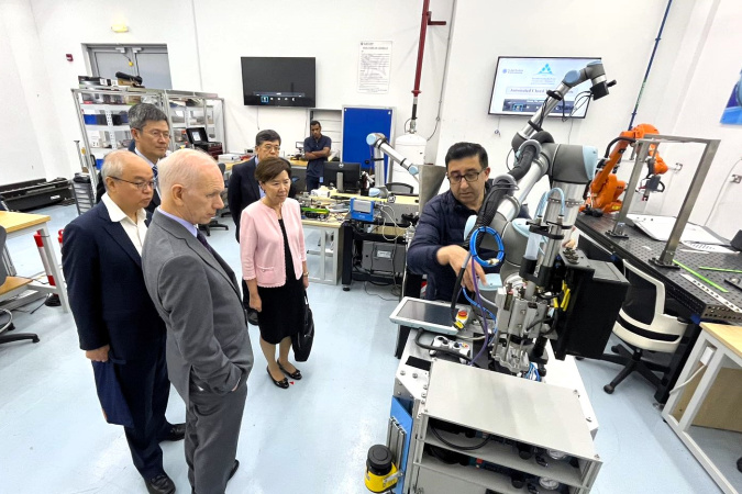 The HKUST delegation visits KU’s Advanced Research and Innovation Center, which researches on aerospace engineering, advanced manufacturing, health and energy technologies.