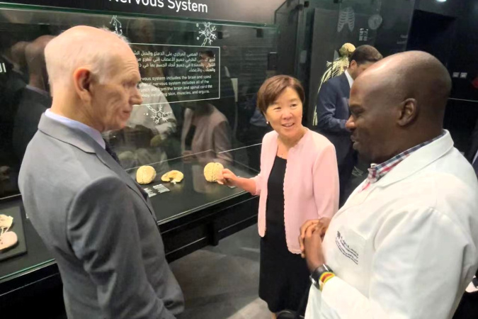 Prof. Nancy Ip (middle) discusses with KU President Prof. Sir John O’Reilly (left) and a researcher from KU at the university’s Body Museum, which promotes healthy lifestyle and at the same time, showcases the technology of preserving human bodies through plastination.