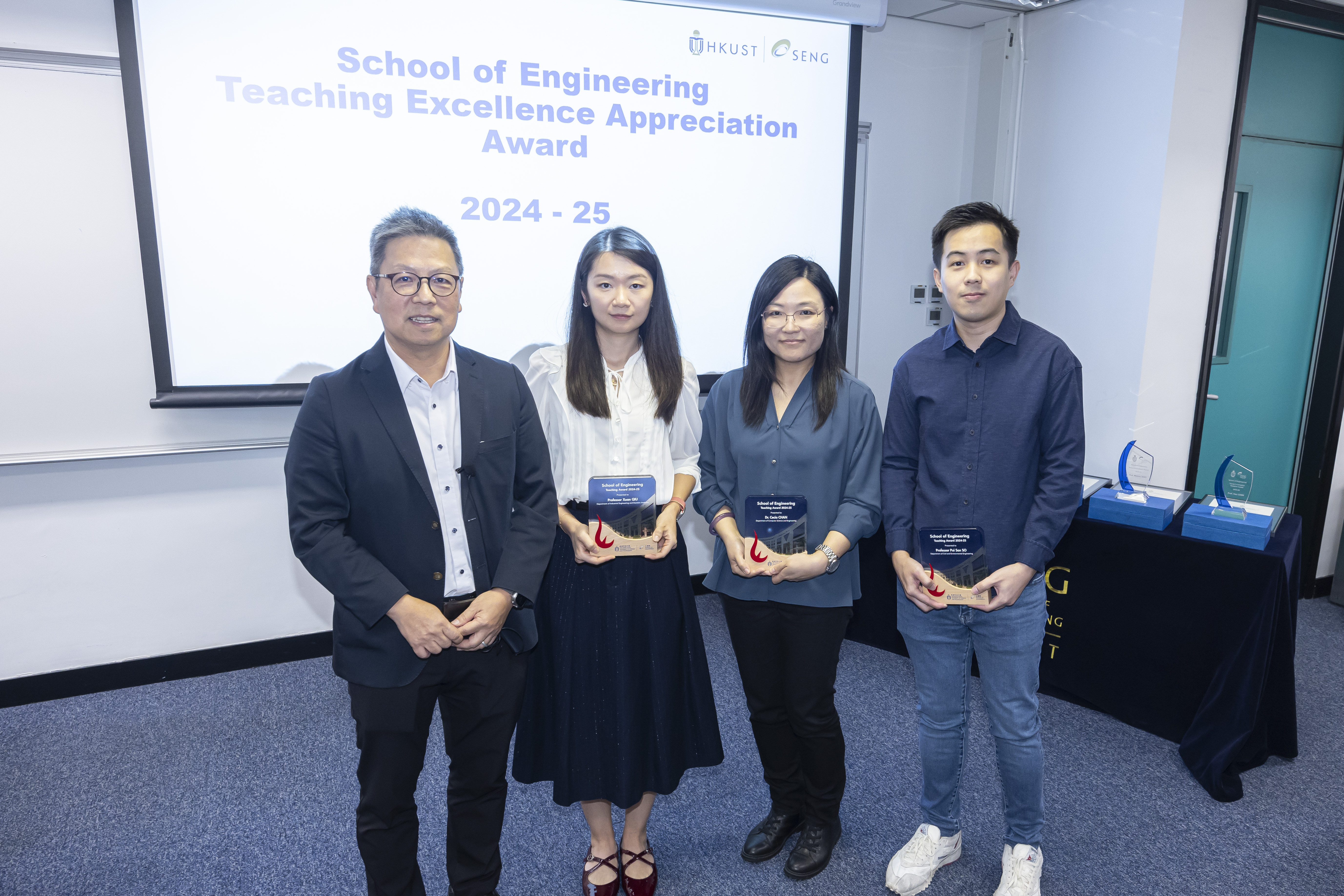 院长罗康锦教授（左一）颁发奖项予2024-25年度工学院卓越教学嘉许奖得主：邱璇教授（左二）丶陈祈博士（右二）及苏培燊教授（右一）。