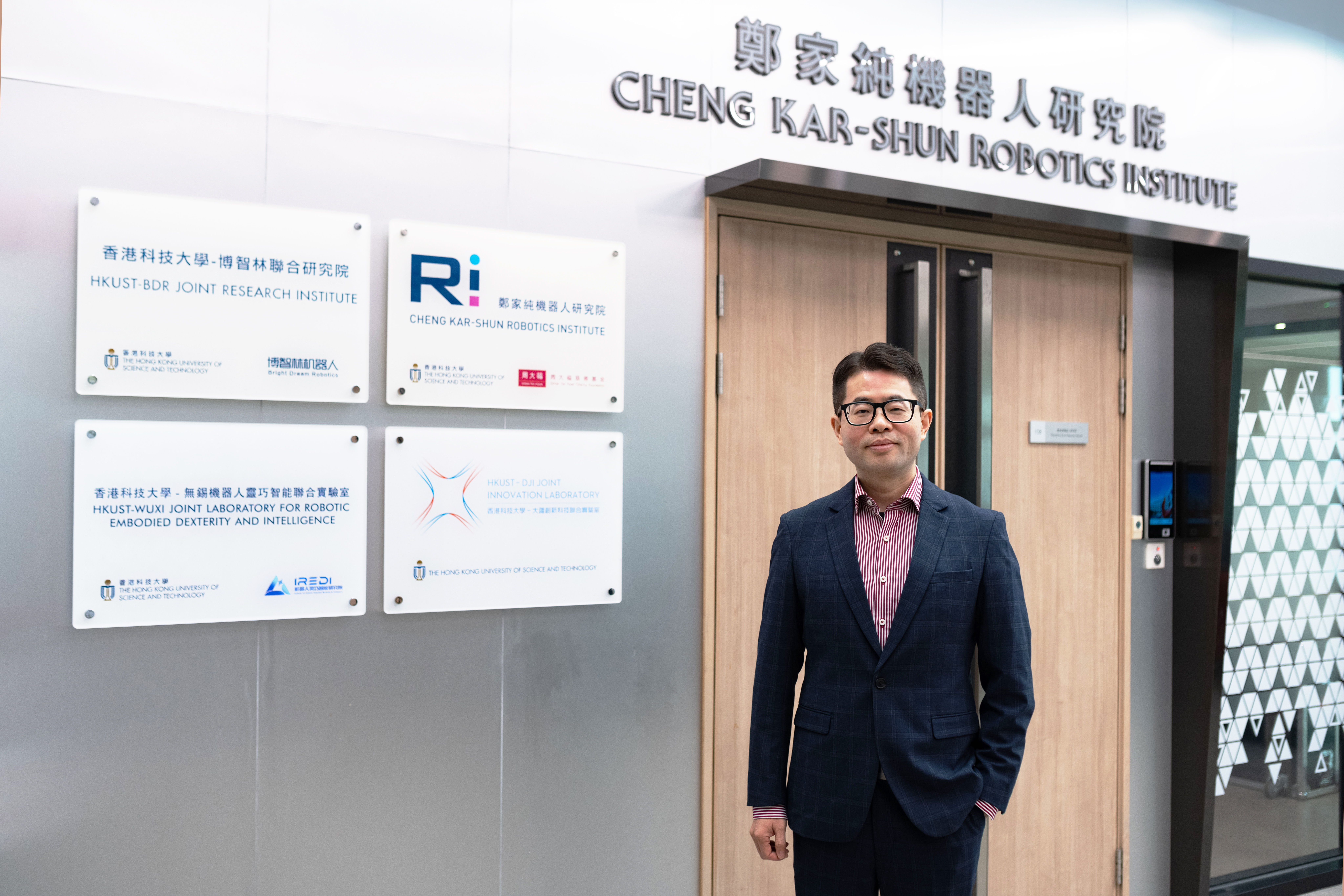 Prof Shi Ling at the enrance of HKUST's Robotics Institute