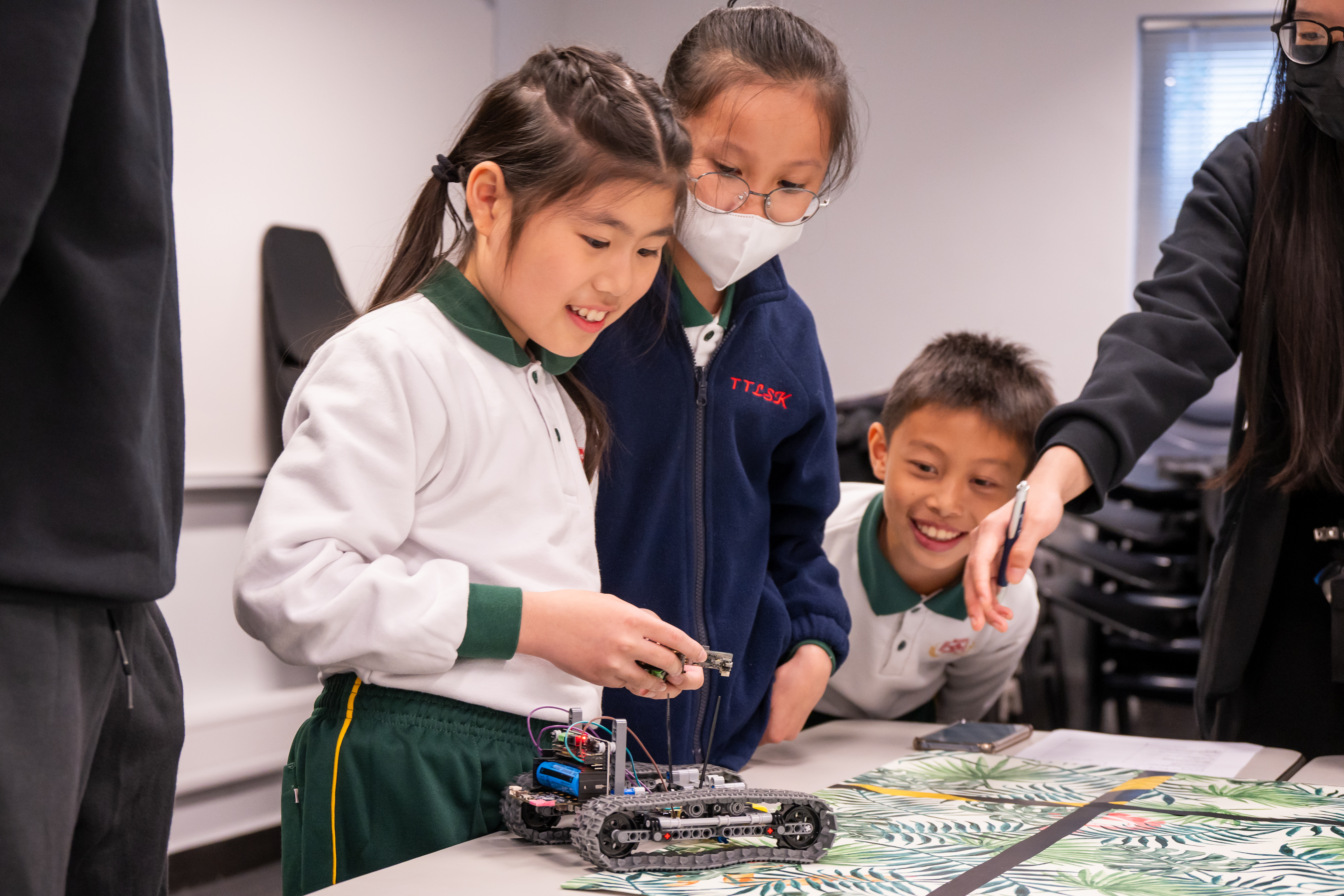 Magnetic tank groups finding treasures Magnetic tank groups finding treasures