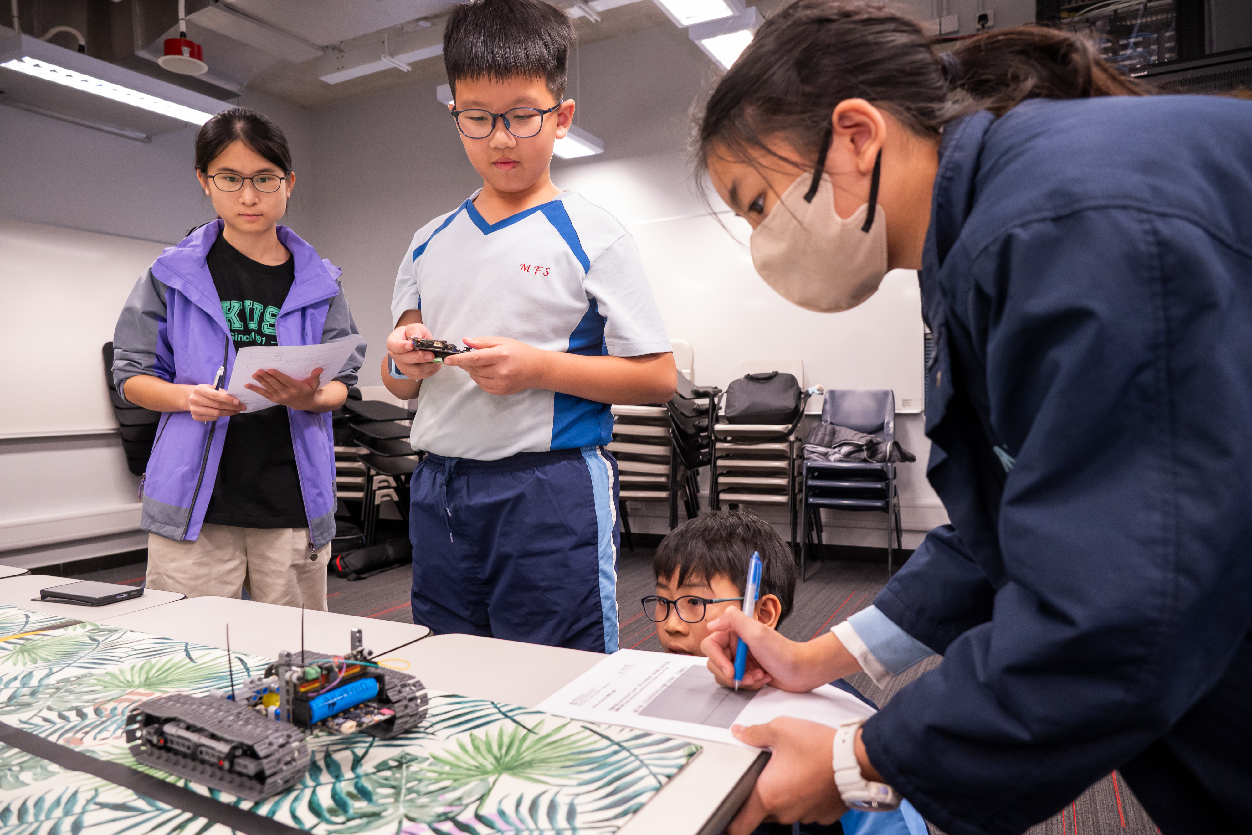 Magnetic tank groups finding treasures