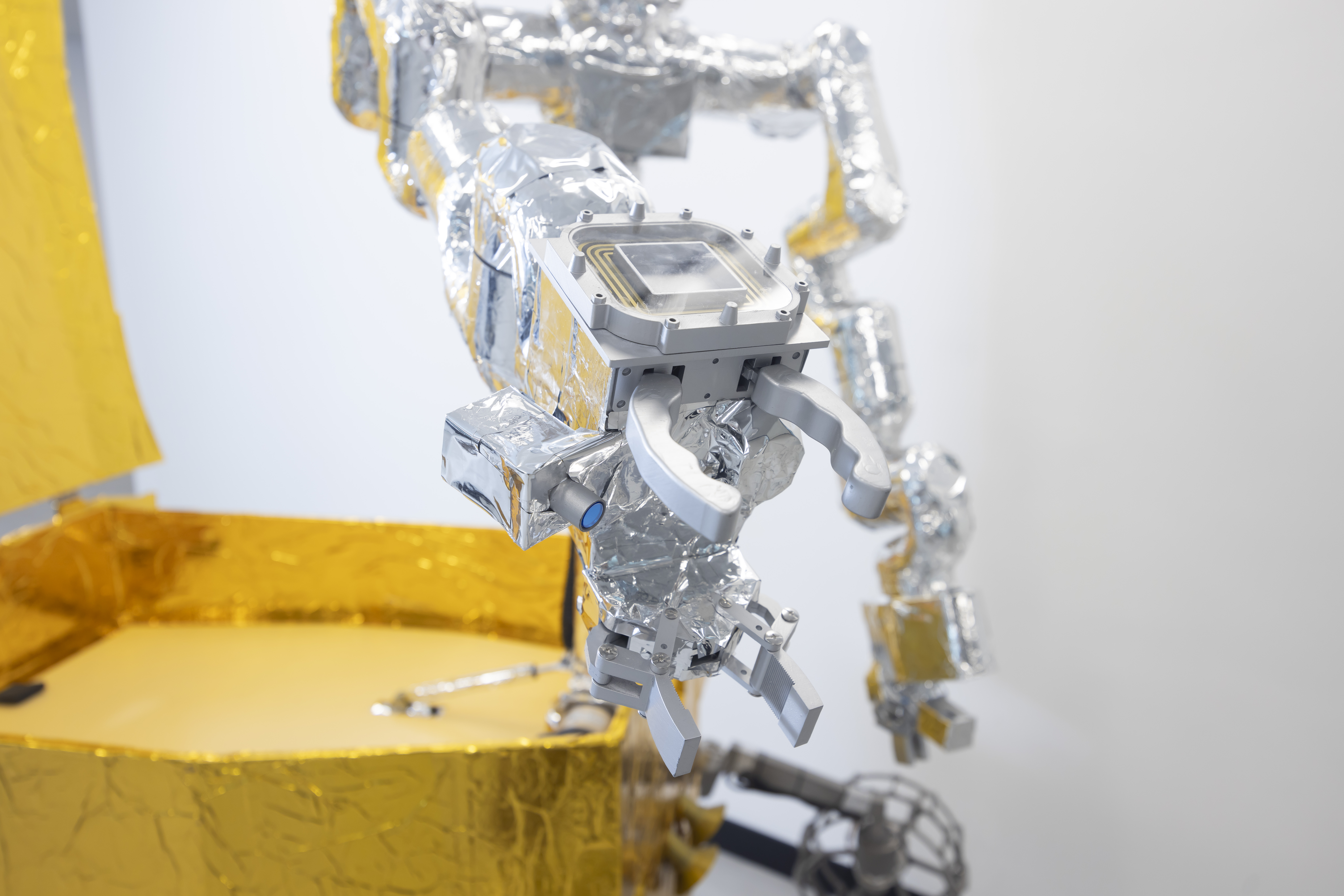 The pioneering dual robotic arms, a global first for deep space missions.