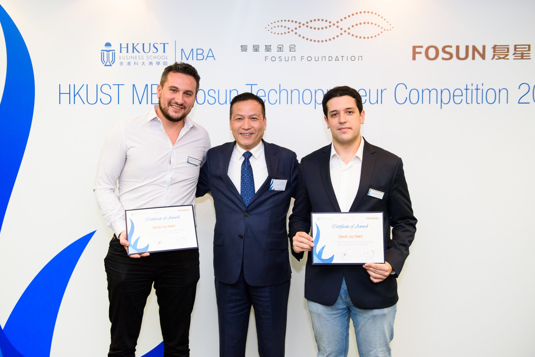 在科大商學院與復星基金會合辦的2018科技創業大賽上，Alex（左）參與創辦的3DK Tech獲頒「評審團特別獎」。