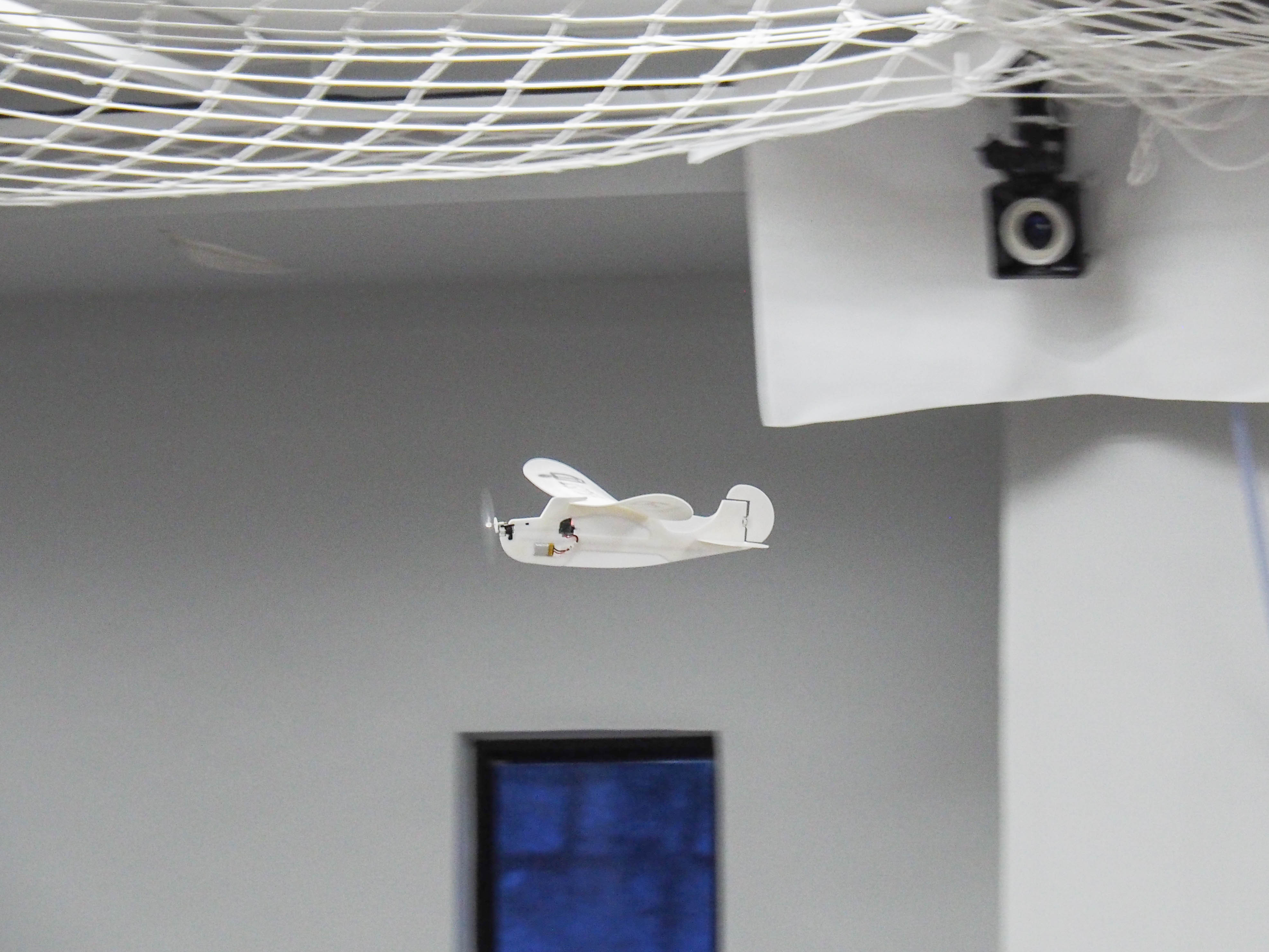 8.5-gram indoor model plane flying