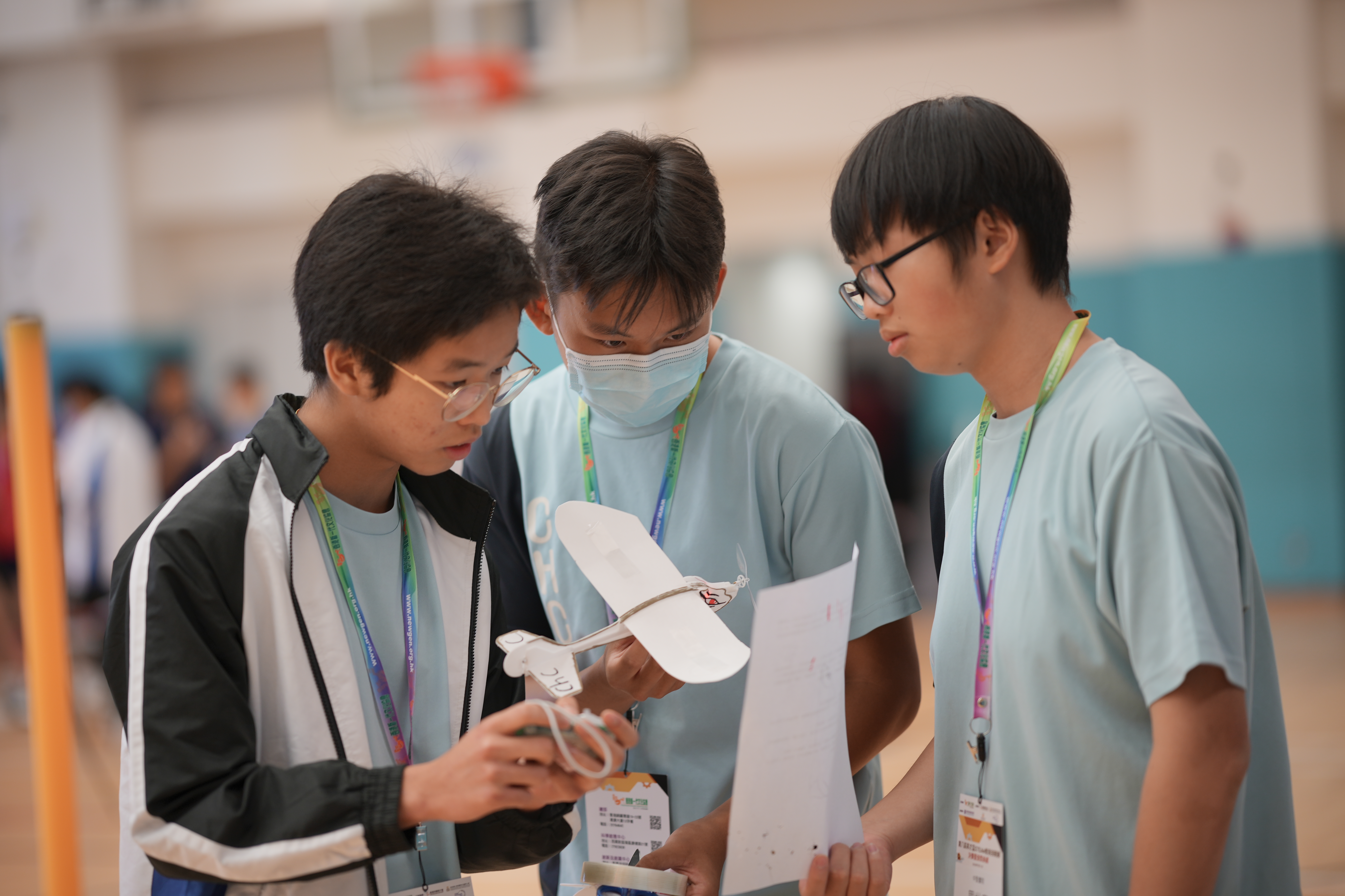 School students use the 8.5-gram model plane to gain hands-on experience of aerospace issues and solutions.
