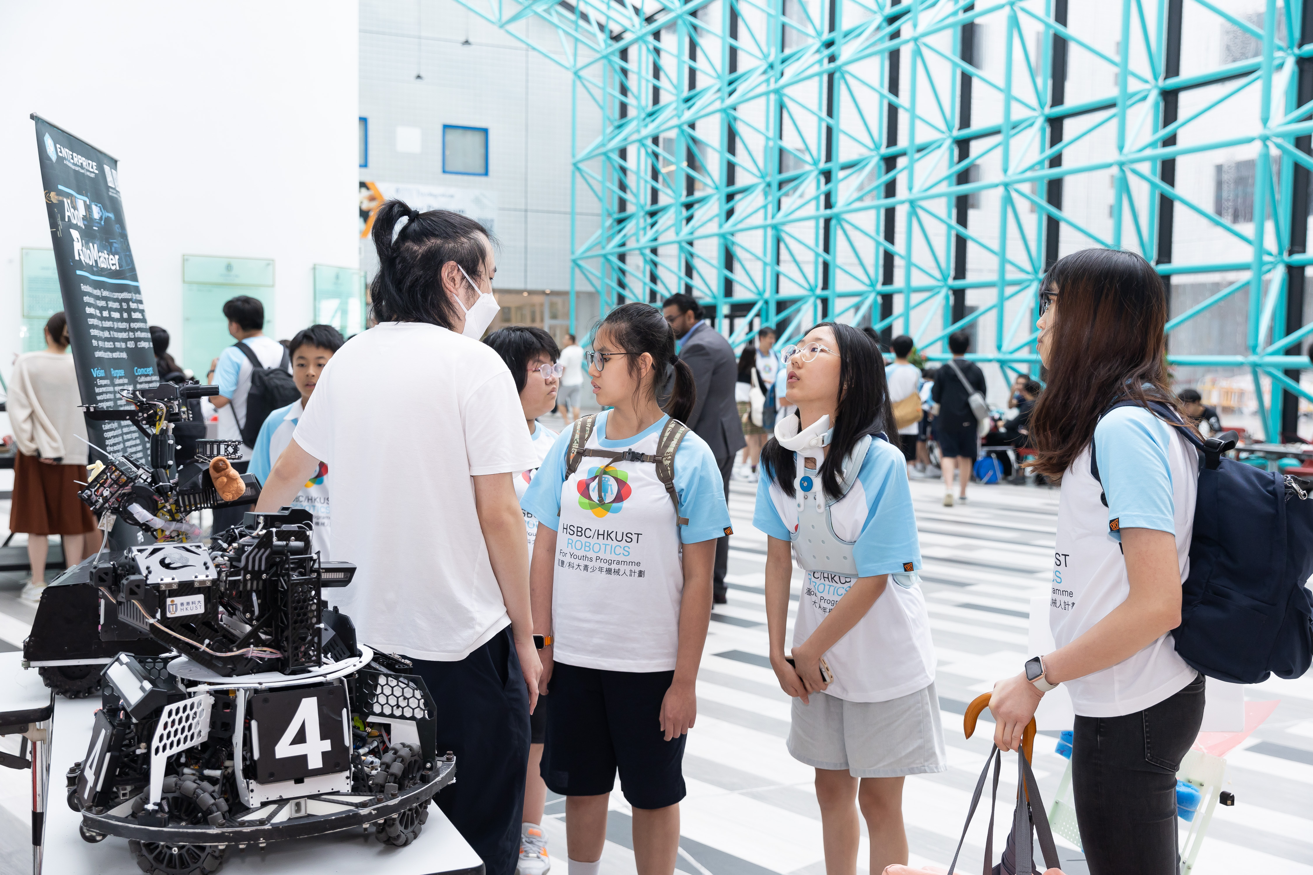 A student from one of the competition teams at HKUST introduced the team’s robots to the participants.