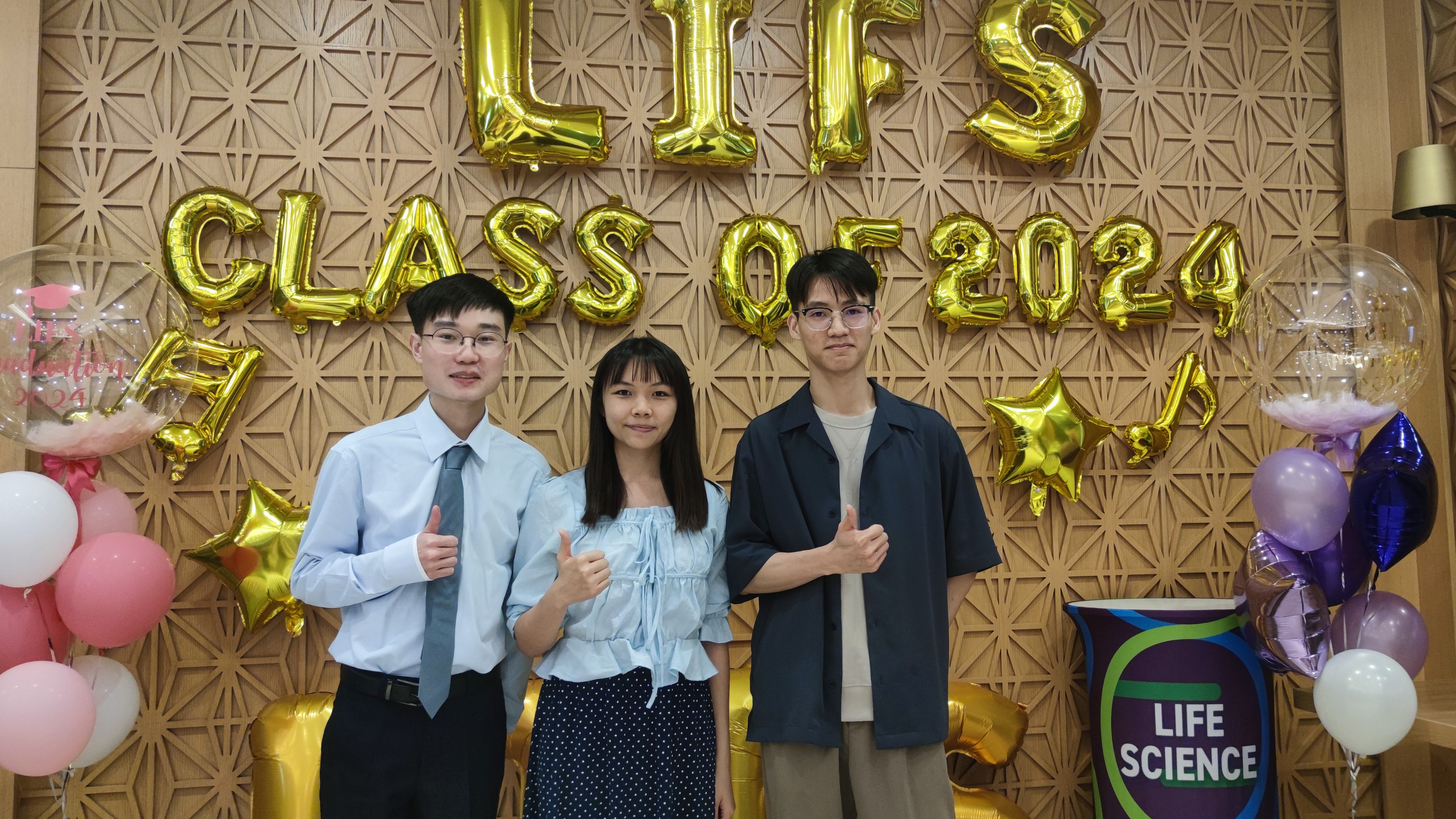 Inspired by Prof. Leung’s class, Timmy LAI (left) and Phoebe CHAK (center) will study a master’s degree in a computer science-related program upon graduation.