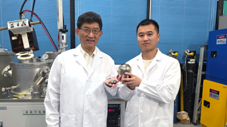 Professor Sun Qingping (left) and Research Assistant Professor Li Qiao (right), both from the Department of Mechanical and Aerospace Engineering at HKUST, demonstrate their newly developed Ti₇₈Nb₂₂ elastic alloy. Professor Sun Qingping (left) and Research Assistant Professor Li Qiao (right), both from the Department of Mechanical and Aerospace Engineering at HKUST, demonstrate their newly developed Ti₇₈Nb₂₂ elastic alloy.