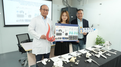 科大电子及计算机工程学系助理教授兼科大医学成像与影像分析研究中心副主任李小萌教授（中）、科能三维技术（医疗）有限公司创办人兼行政总裁丘荣丰先生（左）及骨科专科医生、科能三维医疗顾问谢龙峰医生讲解新技术的应用与未来合作计划。