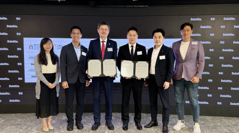 出席合作備忘錄簽署儀式的雙方代表包括：科大計算機科學及工程學系系主任兼講座教授、潘樂陶工程學教授周曉方教授（左三）、德勤中國香港業務主管合夥人黃文標（右三）、科大知識轉移辦公室智能系統及項目開發主管梁俊偉博士（左二）、德勤中國香港中資企業服務副首席合夥人胡家明（右二），以及德勤中國諮詢業務合夥人張起成（右一）。