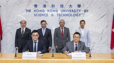 在科大协理副校长（研究）童彭尔教授（后排右二）及工学院副院长（策略规划及发展）袁杰教授（后排右一）、煤气公司执行董事暨首席财务总裁杨磊明先生（后排左二）及煤气公司营运总裁—香港业务郑晓光先生（后排左一）见证下，由科大能源研究院院长、化学及生物工程学系主任及讲座教授邵敏华教授（前排右）、 煤气公司创新应用中心负责人周军（前排左）代表双方签署合作备忘录，透过产学研合作开启氢能产业发展新篇章。 