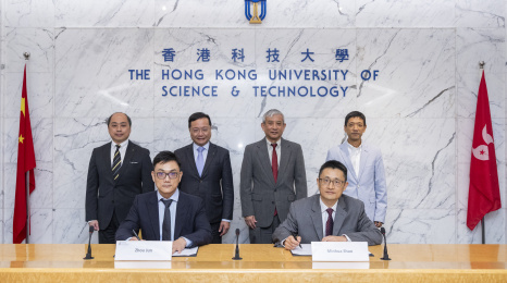 Witnessed by Prof. Penger Tong (second right, back row), HKUST Associate Vice-President for Research and Development (Research); Prof. George Yuan Jie (first right, back row), HKUST Associate Dean of Engineering (Strategic Planning and Development); Mr. Edmund Yeung Lui-Ming (second left, back row), Executive Director and Chief Financial Officer of Towngas; and Mr. Don Cheng Hill-Kwong (first left, back row), Chief Operating Officer – Hong Kong Business of Towngas, the MoU was signed by Prof. Shao Minhua (r