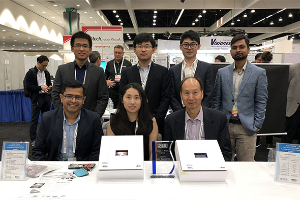 The team led by Chair Professor Hoi-Sing Kwok (front right) and Assistant Professor Abhishek Srivastava (front left) from the Department of Electronic and Computer Engineering won the “Best Prototype in Innovation Zone” award from The Society for Information Display with the new display technology.