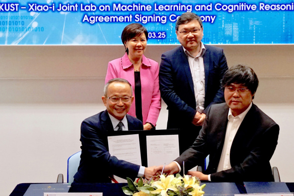 Prof. Tim CHENG Kwang-Ting (front left), HKUST Dean of Engineering, and Mr. Arlene CHEN (front right), Xiao-i's VP and Head of Research Institute sign the agreement under the witness of Prof. Nancy IP Yuk-Yu (back left), Vice-President for Research and Development of HKUST and Dr. ZHU Pinpin (back right), Xiao-i’s Founder and Chief Executive Officer.