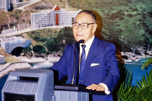 科大籌備委員會主席鍾士元博士於1996年、籌委會成立十周年的慶典上致辭。