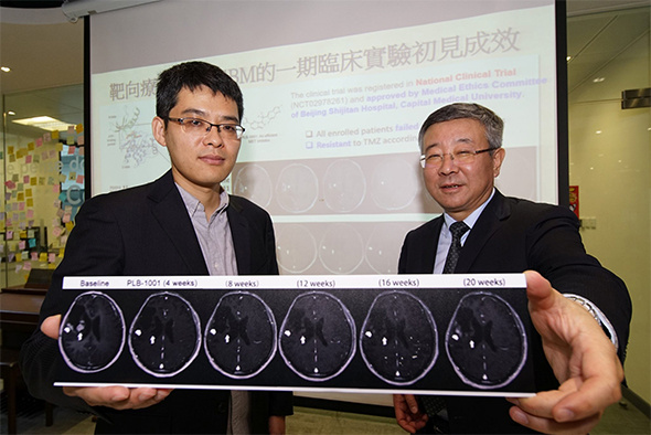 Prof. WANG Jiguang (left) collaborates with Prof. JIANG Tao to bring their mutational mechanism research into clinical practice that helps find new therapeutic lead for deadly brain cancer patients.