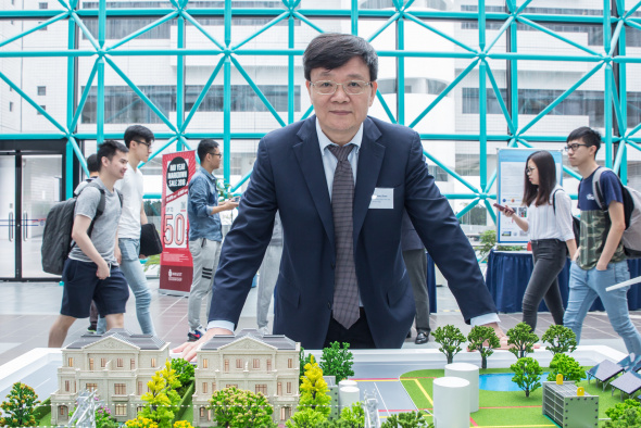 趙教授於科大校園展示其最新研發的環保智能儲能系統「液體電燃料」。