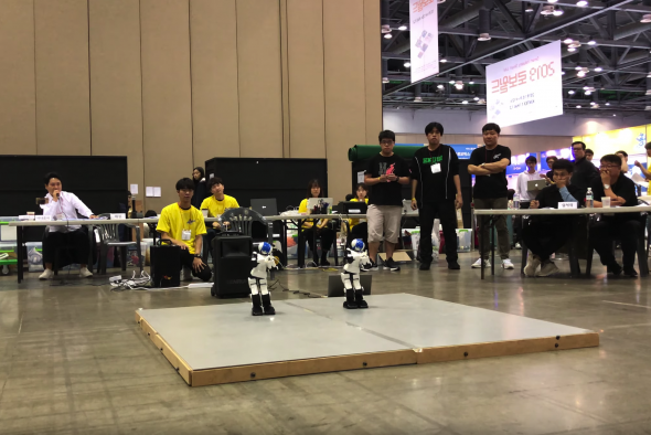 HKUST’s two humanoid robots performed a dance with music at the Intelligent Robot Contest 2019 in Seoul.