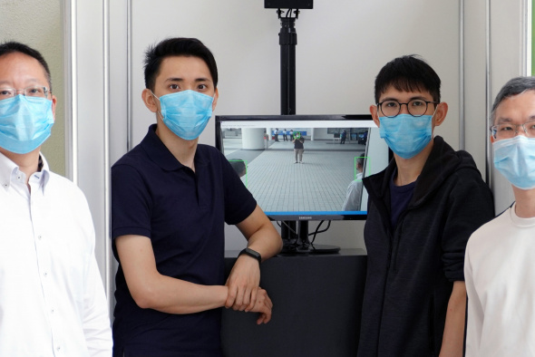 蘇孝宇教授（左）和他的研究團隊研發了一套透過人工智能偵測發燒人士的監察系統。