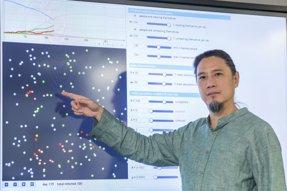 计算器科学系吴德恺教授示范互动仿真模型如何运作。