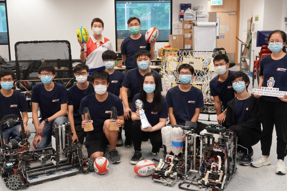 (Back row, from right) Prof. Tim Woo, Director of the Center for Global & Community Engagement, and Associate Professor of Engineering Education; and Dr. Crystal Fok, Chairperson of Robocon 2020 Hong Kong Contest Organizing Committee, and Director of AIR Platform and Precision Engineering, Hong Kong Science and Technology Parks Corporation, together with the leaders (front row, from right) Yiu Cheuk-Tung and Lam Cheuk-Hei as well as members of the HKUST Robocon Team