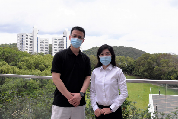 殷冉博士（左）作为科大博士毕业程及生，以学长身份，热情地与Sheena（化学工生物分子工程学三年级博士生）分享自己攻读博士学位的宝贵经验和心得。
