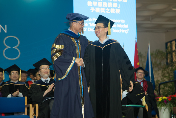 宋勝輝教授於2018年11月15日學位頒授典禮上，獲校長史維教授頒發「祁敖卓越教學服務獎章」。