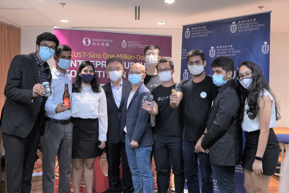 科大创业中心署理主任萧观明（左五）、信和集团创新联席董事杨孟璋（左四）与得奖者合照。