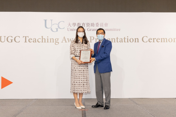 大学教育资助委员会（教资会）主席唐家成先生（右）颁发2021年教资会杰出教学奖（新晋教学人员组别）予Rhea Liem教授。