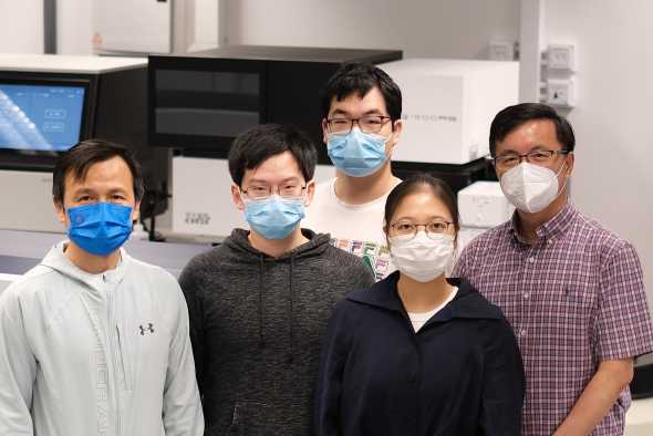 Study co-leads Prof. Qu Jianan (first right), Professor at Department of Electronic and Computer Engineering (ECE), and Prof. Liu Kai (first left), Associate Professor at Division of Life Science; as well as the first author of the study Wu Wanjie (second right), PhD student of ECE.