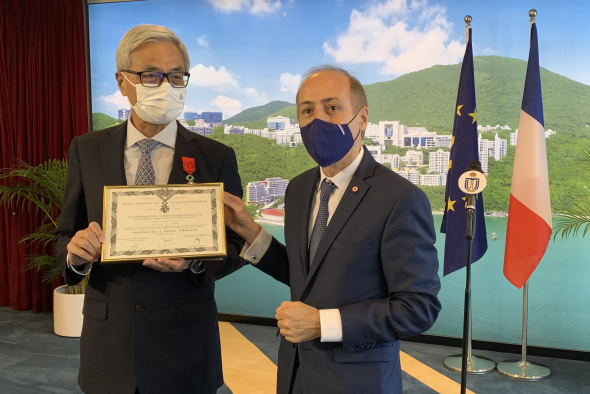 HKUST President Prof. Wei Shyy was bestowed with the distinction of Officer in the National Order of the Legion of Honour by Mr. Alexandre Giorgini, Consul General of France in Hong Kong and Macau on behalf of the President of the French Republic. 