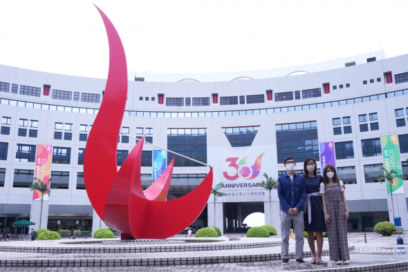 (From right) Carol Chan, a final year HKUST student studying International Research Enrichment (Physics), Prof. Emily Nason, Director of Undergraduate Recruitment and Admissions at HKUST, and Ben Chak, a Year 2 HKUST Computer Science and Engineering student.