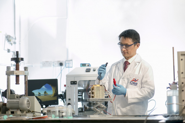 科大化學及生物工程學系教授兼科大能源研究院院長邵敏華教授手持氫燃料電池原型（prototype）。