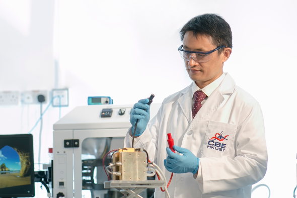 Prof. Shao Minhua, Professor of Chemical and Biological Engineering and Director of HKUST Energy Institute, holds the prototype of the new hydrogen fuel cell.