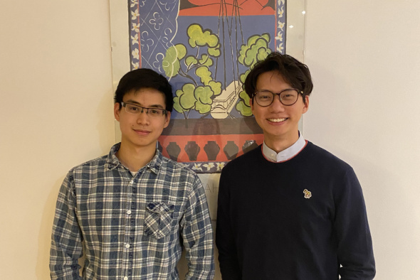 工学院校友 Johnson Liu（左）及 Roy Chung（右）在科大本科时代均为工学院学生大使计划的领袖生，并荣获享负盛名的法国卓越奖学金赴法深造研究院课程。