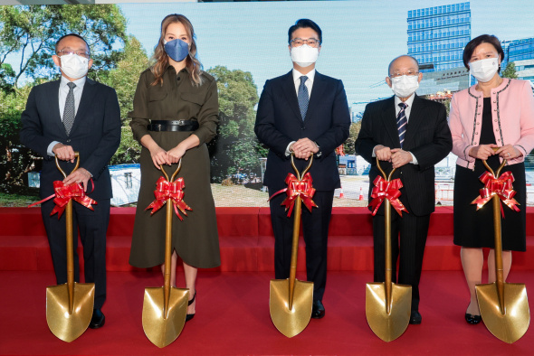 Dr. Martin Lee, Chairman of Henderson Land Group (middle), and Mrs. Cathy Chui Lee (second left); Dr. John Chan, HKUST Court Chairman (second right), Prof. Nancy Ip, HKUST President (first right), and Prof. Tim Cheng, HKUST Vice-President for Research and Development (first left), preside over the groundbreaking ceremony of Martin Ka Shing Lee Innovation Building.