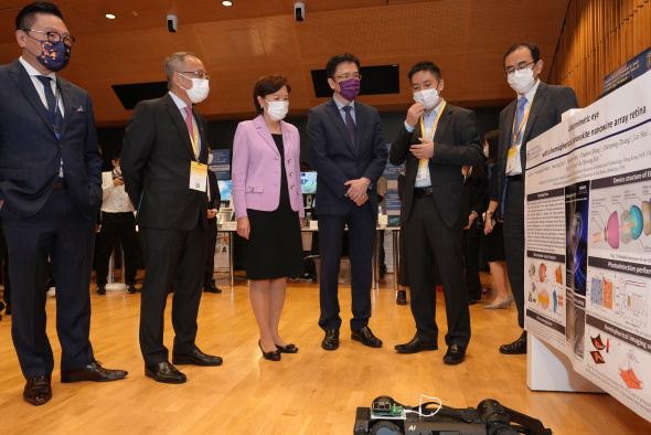 HKUST researchers introduce their research projects to Prof. Sun Dong, Secretary for Innovation, Technology and Industry of the Hong Kong Special Administrative Region (HKSAR) (third right), Prof. Nancy Ip, HKUST President (third left), Prof. Tim Cheng, HKUST Vice-President for Research and Development (second left)