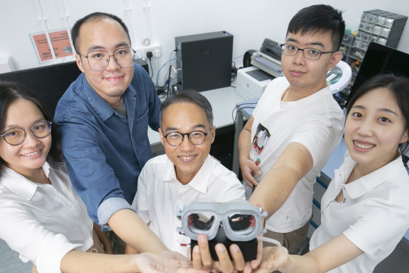 Led by Prof. David Lam and supervised by Dr. Stanley Leung (center), an engineering research team comprising Yuen-Yin Leung (first left), Kin-Nam Kwok (second left), Kwun-Chung Chan (second right), and Minji Seo (first right) invented the glaucoma preventive device O_Oley.