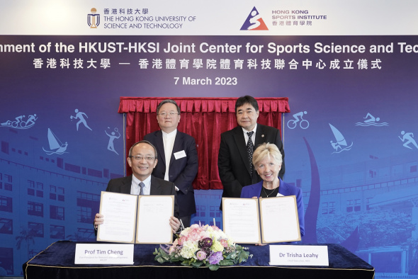 HKUST Vice-President for Research and Development Prof. Tim Cheng (front left) and HKSI Chief Executive Dr. Trisha Leahy (front right) signed the agreement under the witness of HKUST Acting President Prof. Guo Yike (back row, left) and HKSI Deputy Chief Executive Mr. Tony Choi (back row, right).