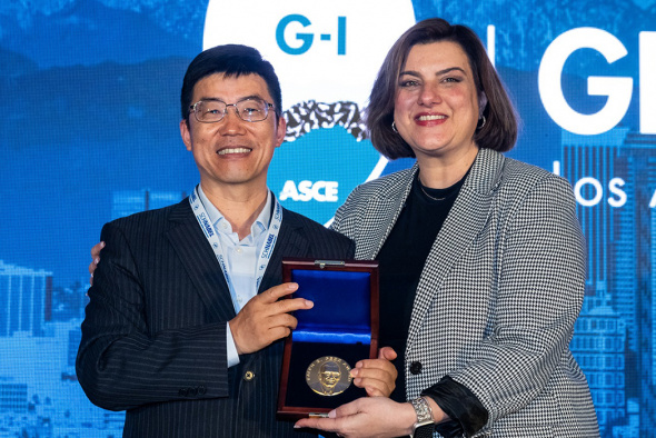 Prof. Zhang Limin (left) was presented with the Ralph B. Peck Award at the ASCE Geo-Congress in Los Angeles, California in March 2023. The award is among the top international accolades in the geotechnical engineering area.