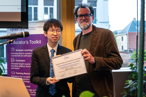 「欧洲设计、自动化和测试会议」上月在比利时举行，谢知遥教授（左）在会上接受欧洲设计及自动化协会的2023年度杰出论文奖，是他近期所获的两个博士论文奖之一。