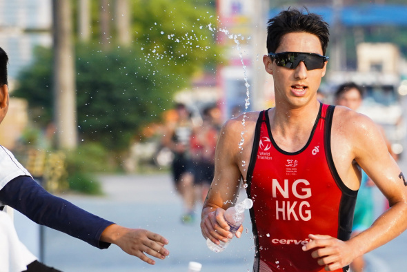 科大工程系學生兼三項鐵人香港隊代表伍泰龍（Jason）在競賽場上永不停步，追求卓越。（相片來源：Austine Sports Photography）