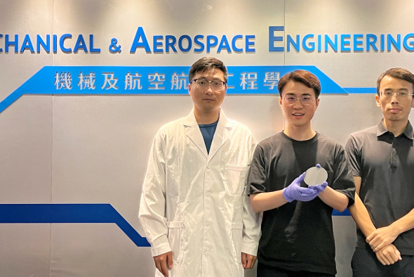 科大机械及航空航天工程学系副教授杨征保（右）和其研究团队成员