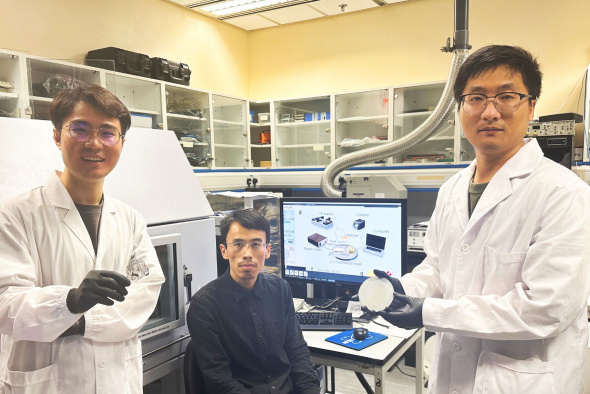 Prof. Yang Zhengbao, Associate Professor at HKUST’s Department of Mechanical and Aerospace Engineering (center), CityU postdoctoral fellow Dr. Li Xuemu (right) and CityU doctoral student Zhang Zhuomin (left)