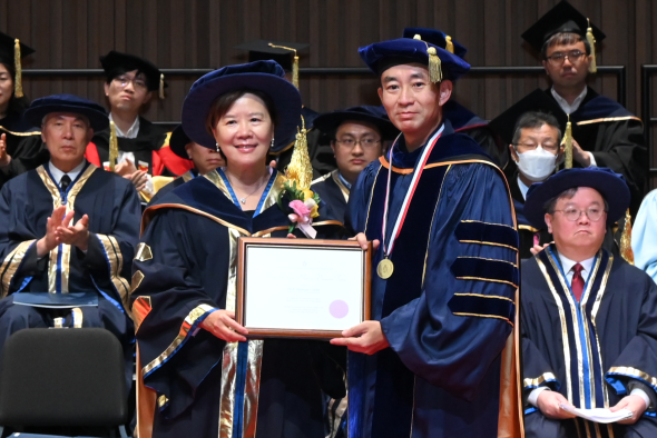 Prof. Mansun Chan (right) received the Michael G. Gale Medal for Distinguished Teaching from President Prof. Nancy Ip at the University’s 31st Congregation on November 17, 2023. He was recognized for his achievements in teaching and curriculum development, his dedication to students, and his broad contributions to the University’s educational mission.