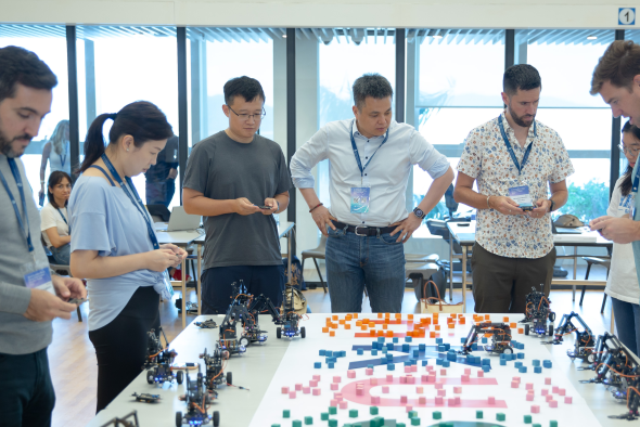 Young global leaders explored AI and machines in a hands-on environment at the HKUST campus.